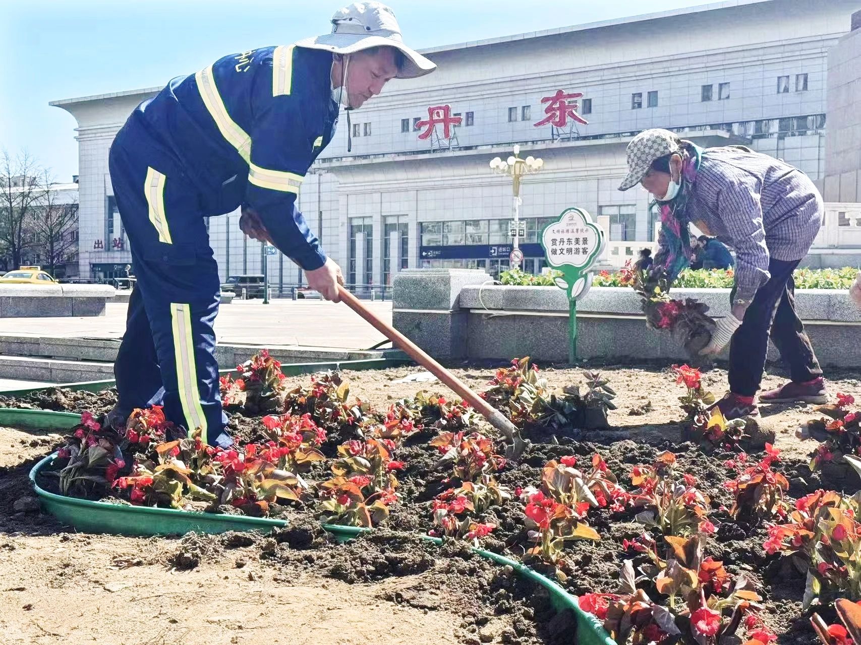 城区披“春装”  鲜花迎宾客